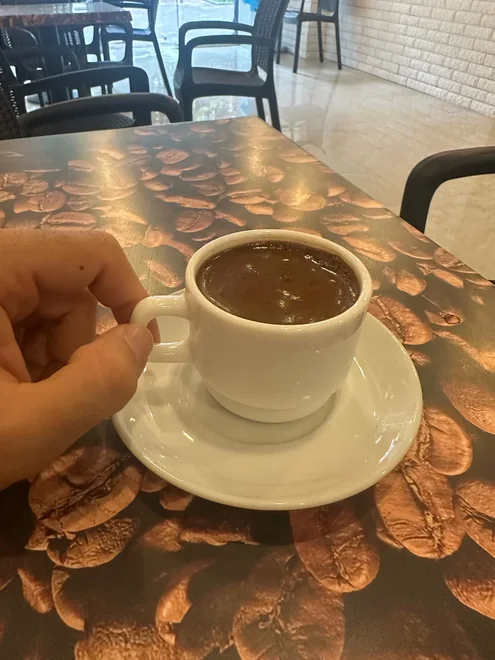 Чашка кофе за столиком